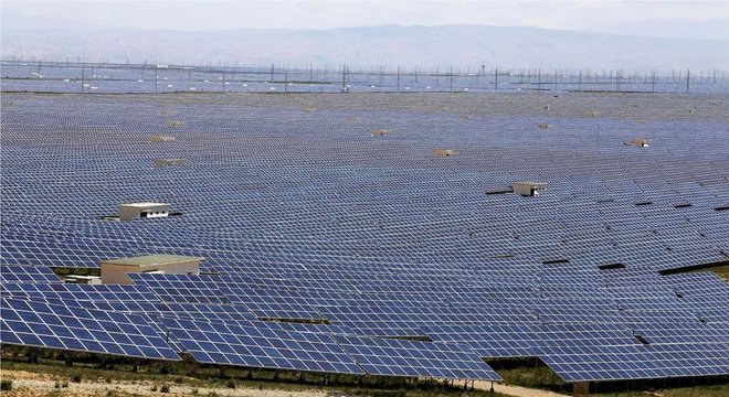 As fazendas solares em Qinghai aproveitam ao máximo o sol e céu limpo