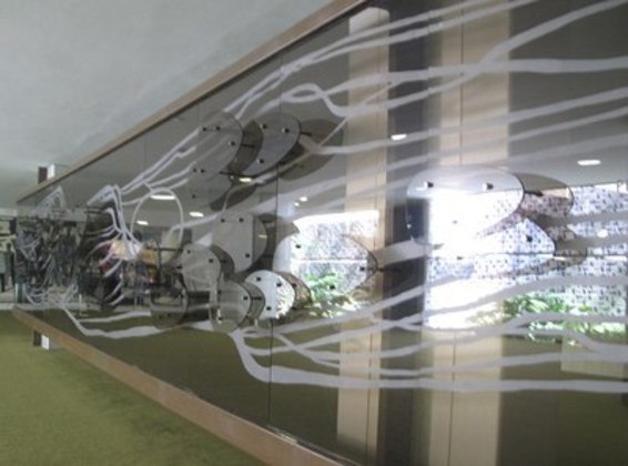 Feito em vidro temperado pela artista escultora, pintora e desenhista Marianne Peretti, o painel Araguaia fica no Salão Verde do Congresso Nacional. A obra foi instalada no local em 1977, em um projeto de decoração de Oscar Niemeyer. No painel, a artista usou uma técnica que parece dar movimento às figuras geométricas colocadas sobre o vidro, lembrando o curso de um rio