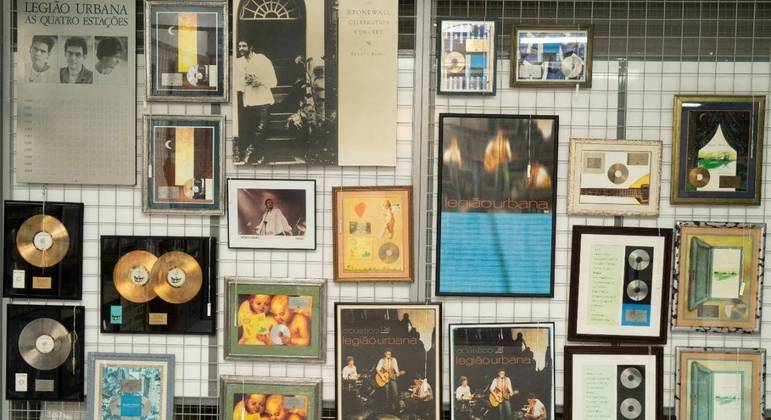 Painel com itens do acervo de Renato Russo