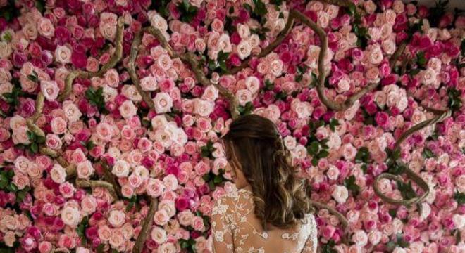 Painel de flores para casamento em tons de rosa 