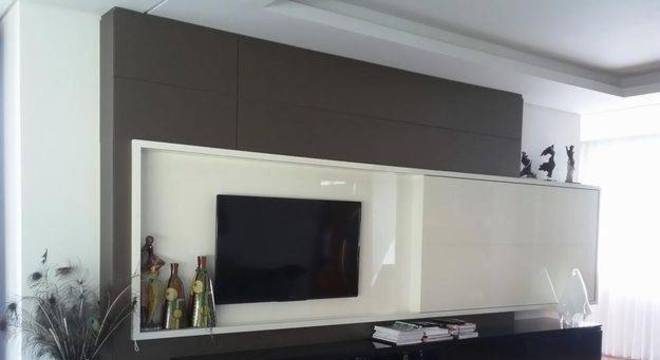 Painel de TV com um design diferente e moderno. Projeto de Larissa Minatti