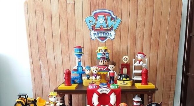 Painel em madeira para a mesa do bolo