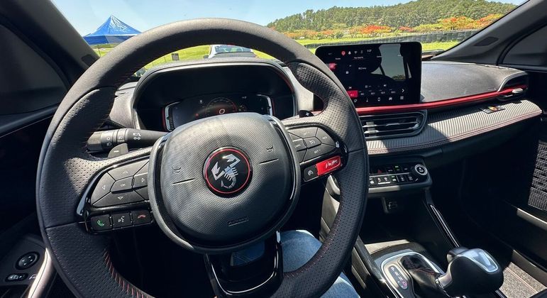 Visual interno com novo emblema no volante, revestimentos em couro e detalhes como o botão "Poison"