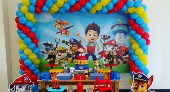 Painel impresso com a imagem dos personagens da patrulha canina