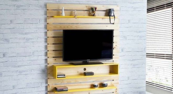 painel tv para quarto com rack suspenso amarelo 