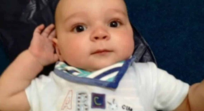 pais abuso bebê pernas