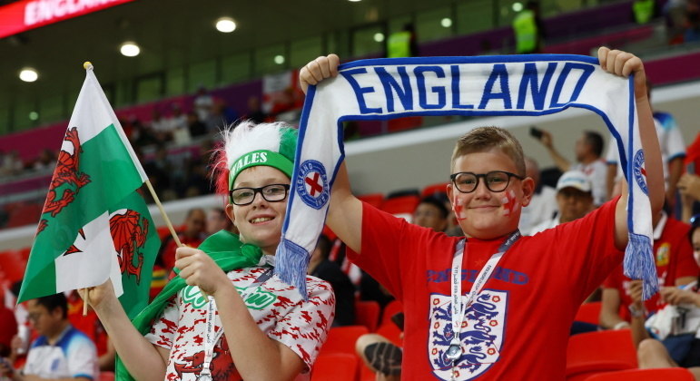 Torcedores de País de Gales e Inglaterra esperam jogo no estádio Ahmed bin Ali
