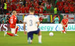 Jogadores de País de Gales e Inglaterra se ajoelham antes de partida decisiva na Copa