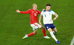 Aaron Ramsey (esq), de País de Gales, e Declan Rice, da Inglaterra, em ação na Copa do Mundo