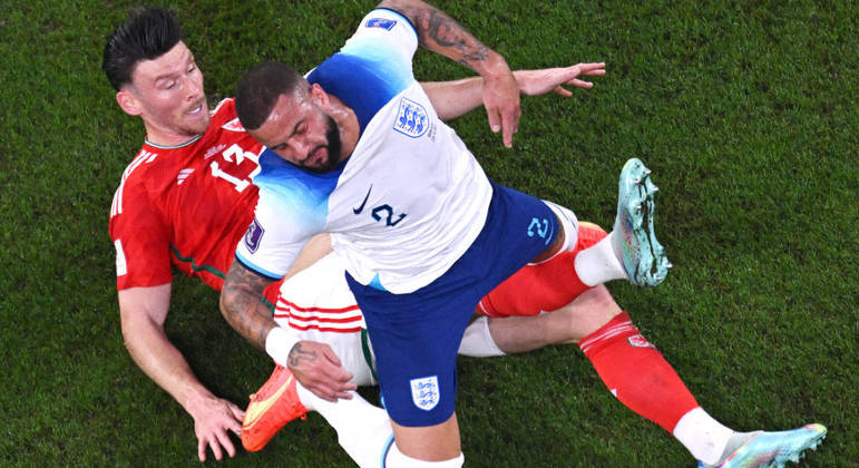 Kieffer Moore, de País de Gales, comete falta em Kyle Walker, da Inglaterra