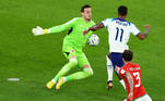 Danny Ward defende o chute de Marcus Rashford e evita o primeiro gol da Inglaterra