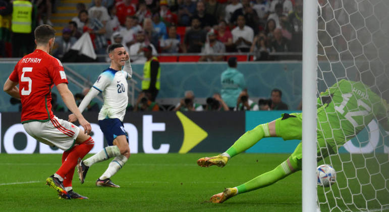 Foden rola a bola para a rede e marca o segundo da Inglaterra contra País de Gales