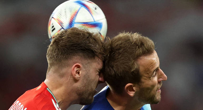 Joe Rodon dá uma cabeçada em Harry Kane em disputa de bola