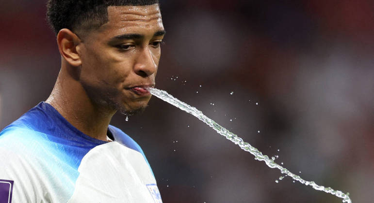 Jude Bellingham cospe um jatão de água durante a partida