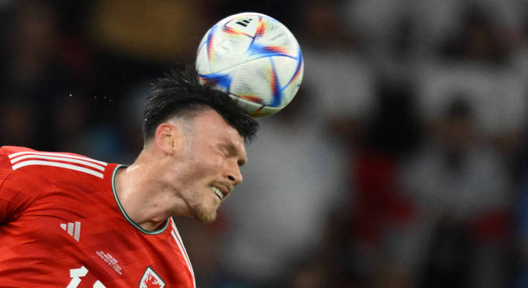 Kieffer Moore cabeceia a bola 