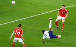 Marcus Rashford tenta uma jogada de efeito na partida entre Inglaterra e País de Gales