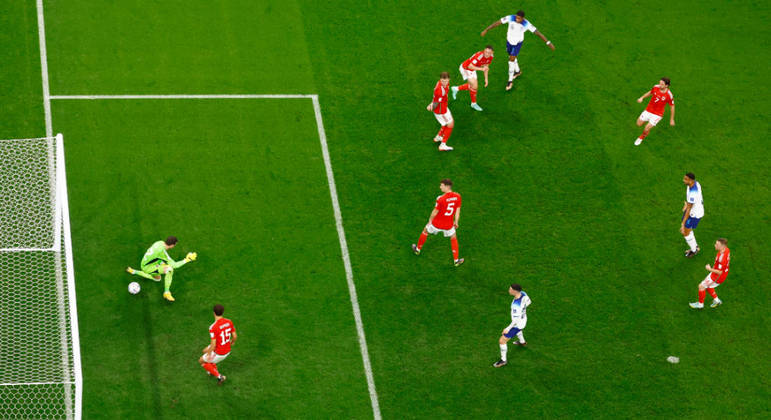 Bola passa por entre as pernas do goleiro de País de Gales no terceiro gol da Inglaterra na partida