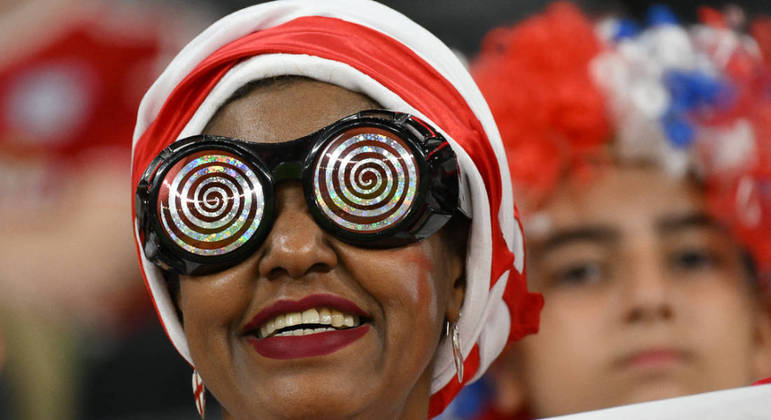 Torcedora usa óculos estilosos para ver o jogo que encerra o Grupo B da Copa