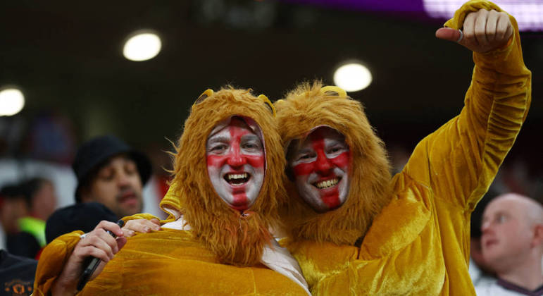 Torcedores se fantasiam de leão para acompanhar o clássico britânico entre Inglaterra e País de Gales