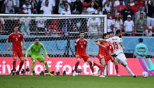 Irã faz dois nos acréscimos, vence Gales e se recupera na Copa após goleada sofrida na estreia 
