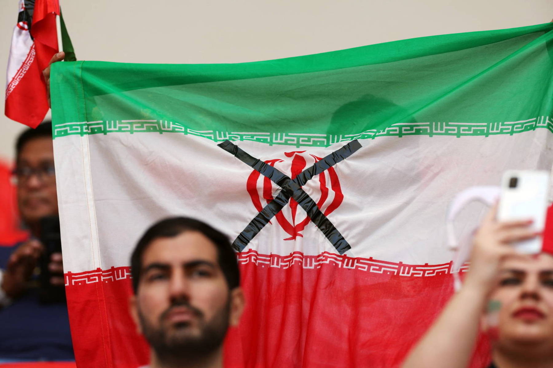 Mundial 2022. Do Qatar a Teerão, as imagens dos festejos iranianos após a  vitória sobre o País de Gales. – Observador