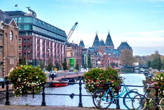 Países Baixos (Holanda)- Europa- 17,1 milhões de habitantes em 41l.528 km2.  Capital- Amsterdam 