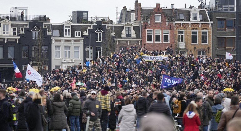 Milhares de pessoas se reuniram em protesto na capital dos Países Baixos