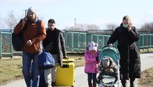 Grupos de ucranianos fogem para a Polônia, deixando para trás pertences e animais de estimação  