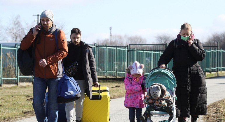 População deixa a Ucrânia em busca de abrigo nos países vizinhos