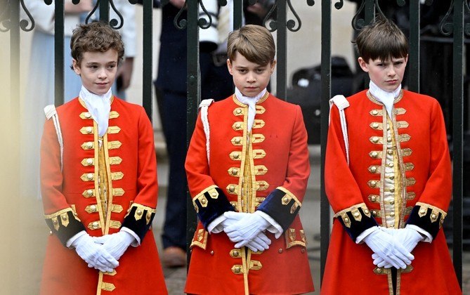 George (ao centro), neto de Charles 3º, é um dos pajens da cerimônia de coroação