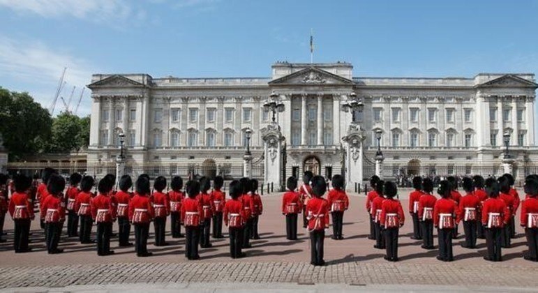 Cerimônia começa com a procissão do rei, que parte do Palácio de Buckingham