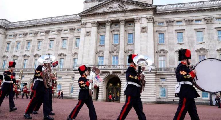 Soldados da Banda Real Canadense de Artilharia participam da troca da guarda no Palácio de Buckingham