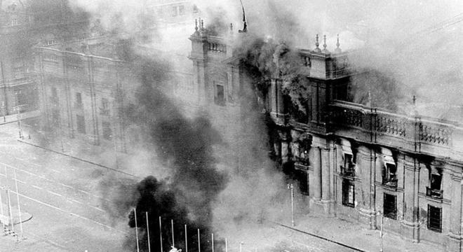 Palácio de La Moneda bombardeado pelo exército no golpe
 que matou Allende