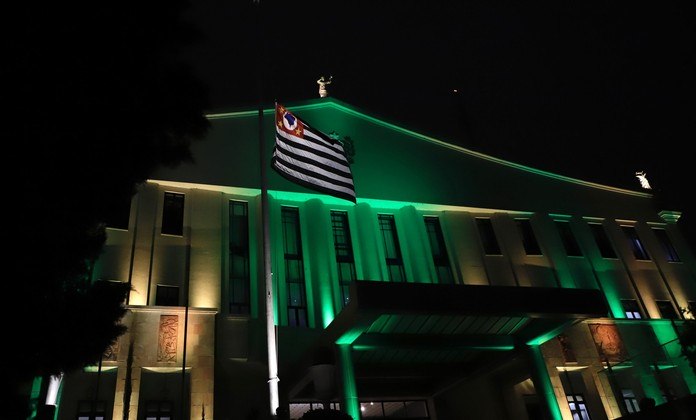 A fachada do Palácio dos Bandeirantes, em São Paulo, foi iluminada com as cores do Brasil como forma de honrar o ídolo brasileiro