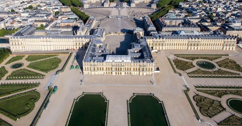 Palácio e Jardins de Versalhes (França) - Residência da monarquia de 1682 a 1789. A suntuosidade da arquitetura e das peças e obras de arte do gigantesco palácio simbolizam a ostentação da realeza que culminou com a Revolução Francesa. Os jardins pomposos foram construídos a partir de 1661 a pedido do rei Luís XIV. Tão vastos e sofisticados que levaram 40 anos para a conclusão.