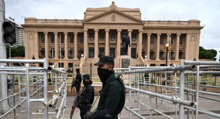 Integrantes da segurança montam guarda em frente ao Palácio presidencial, no Sri Lanka