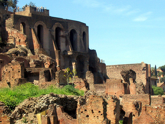 Palatino - Conta a lenda que Roma se originou no Palatino e escavações recentes mostraram que já havia habitantes no monte em 1 000 a.C. É a mais central das sete colinas da cidade, com elevação de 40 metros acima do Fórum Romano.
