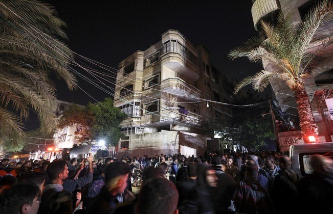 Pelo menos 21 palestinos, entre eles várias crianças, morreram na quinta-feira (17) em um incêndio de uma casa em um campo de refugiados na Faixa de Gaza, informaram autoridades do enclave palestino. As causas do acidente ainda são desconhecidas, embora as autoridades locais tenham afirmado que havia combustível armazenado na casa, de três andares