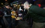 Além de manifestações espontâneas nas ruas, acompanhadas de tiroteios comemorativos, palestinos também distribuíram comida para celebrar a morte dos israelenses