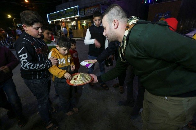 Além de manifestações espontâneas nas ruas, acompanhadas de tiroteios comemorativos, palestinos também distribuíram comida para celebrar a morte dos israelenses