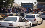 Milhares de palestinos deixaram nesta sexta-feira (13) o norte da Faixa de Gaza, depois que Israel lhes advertiu para que saíssem da região antes de uma possível operação terrestre em resposta ao ataque lançado pelo grupo terrorista Hamas, o mais letal da história desde a fundação do país