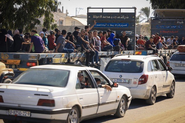 Milhares de palestinos deixaram nesta sexta-feira (13) o norte da Faixa de Gaza, depois que Israel lhes advertiu para que saíssem da região antes de uma possível operação terrestre em resposta ao ataque lançado pelo grupo terrorista Hamas, o mais letal da história desde a fundação do país