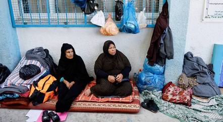 Palestinos buscam abrigo em escolas e hospitais