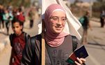Uma mulher carrega um passaporte ucraniano ao lado de outras pessoas com uma bandeira branca, enquanto palestinos que fogem da Cidade de Gaza em direção às áreas sul caminham por uma estrada. Milhares de civis, tanto palestinos quanto israelenses, morreram desde 7 de outubro de 2023, após terroristas do Hamas palestino baseados na Faixa de Gaza entrarem no sul de Israel em um ataque sem precedentes, desencadeando uma guerra declarada por Israel contra o Hamas com bombardeios retaliatórios em Gaza