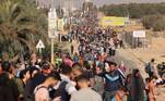 Palestinos que fogem da Cidade de Gaza e outras partes do norte de Gaza em direção às áreas sul caminham por uma rodovia, em meio aos combates em andamento entre Israel e o grupo terrorista palestino Hamas. Milhares de palestinos fugiram a pé em 8 de novembro, em uma onda para longe dos combates e intensos bombardeios em Gaza, enquanto Israel disse que estava apertando o 'cerco' em torno do Hamas. As pessoas caminhavam para o sul da Cidade de Gaza, muitas com nada além das roupas que vestiam, enquanto os combates continuavam mais de um mês após os ataques do Hamas que mataram 1.400 em Israel, provocando a guerra mais mortal de Gaza.
