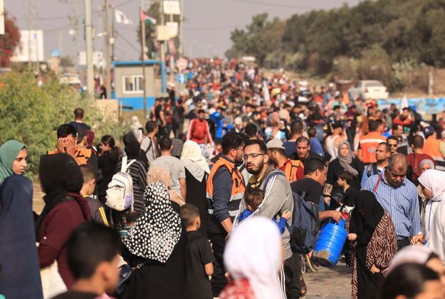 Palestinos que fogem da Cidade de Gaza e outras partes do norte de Gaza em direção às áreas sul caminham por uma rodovia, em meio aos combates em andamento entre Israel e o grupo terrorista palestino Hamas. Milhares de palestinos fugiram a pé em 8 de novembro, em uma onda para longe dos combates e intensos bombardeios em Gaza, enquanto Israel disse que estava apertando o "cerco" em torno do Hamas. As pessoas caminhavam para o sul da Cidade de Gaza, muitas com nada além das roupas que vestiam, enquanto os combates continuavam mais de um mês após os ataques do Hamas que mataram 1.400 em Israel, provocando a guerra mais mortal de Gaza.