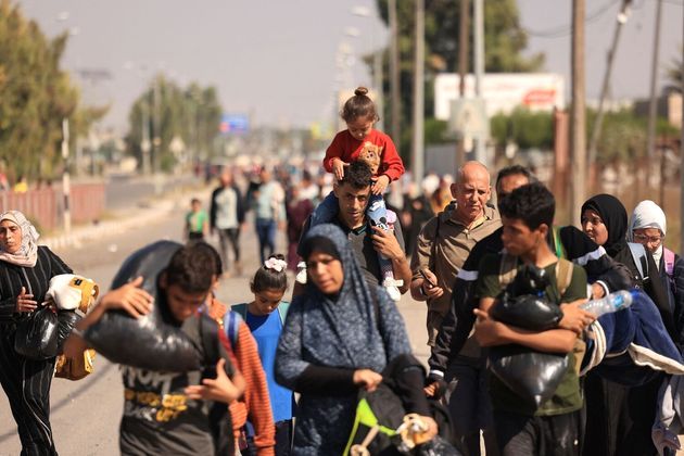 Palestinos que fogem da Cidade de Gaza em direção às áreas sul caminham por uma estrada em 7 de novembro de 2023, em meio aos combates em andamento entre Israel e o grupo terrorista Hamas