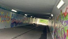 Palhaço com motosserra inflável mete o terror em passagem subterrânea