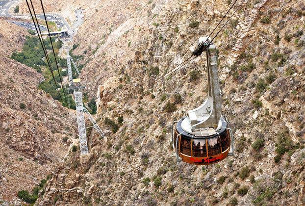 Palm Springs Aerial Tramway, Estados Unidos: A exemplo do Table Mountain, este teleférico também conta com cabines que giram 360°. Inaugurado em 1963, ele conecta o vale de Coachella com o topo de Mt. San Jacinto.