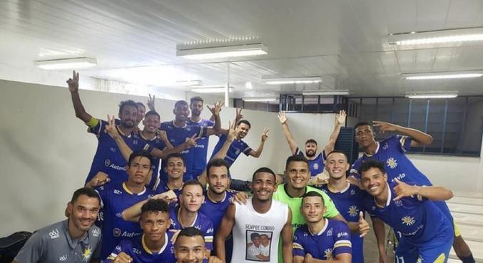 Jogadores do Palmas comemoram avanço na Copa Verde e ida a Goiânia (GO)